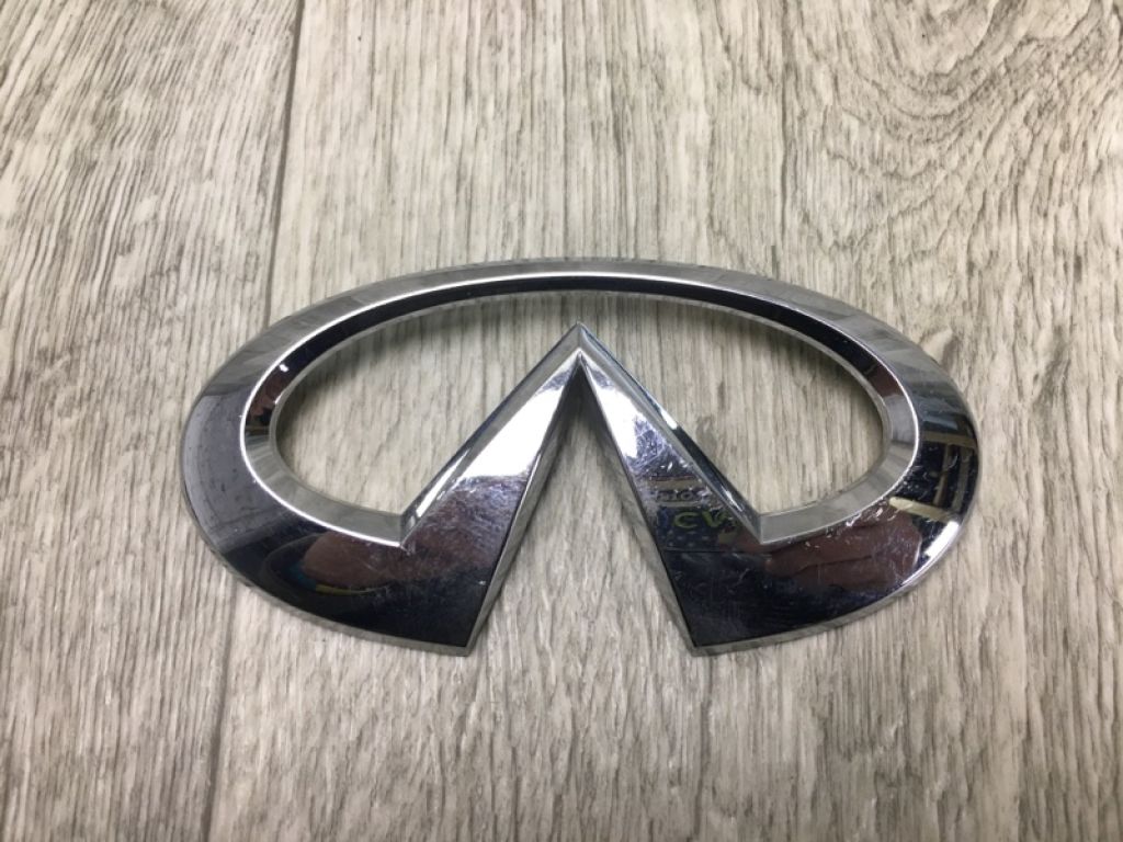 84890EH100 | Эмблема INFINITI M35/M45 04-10