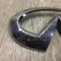84890EH100 | Эмблема INFINITI M35/M45 04-10 - Превью 6