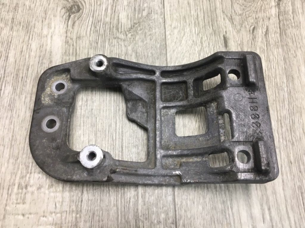 8843133041 | Кронштейн компрессора кондиционера TOYOTA HIGHLANDER 01-07