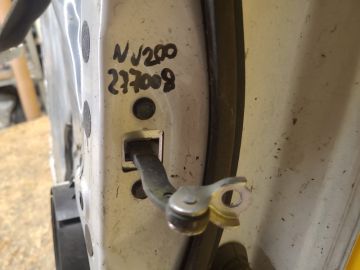 Обмежувач дверей передн. лів. NISSAN NV200 USA 13-