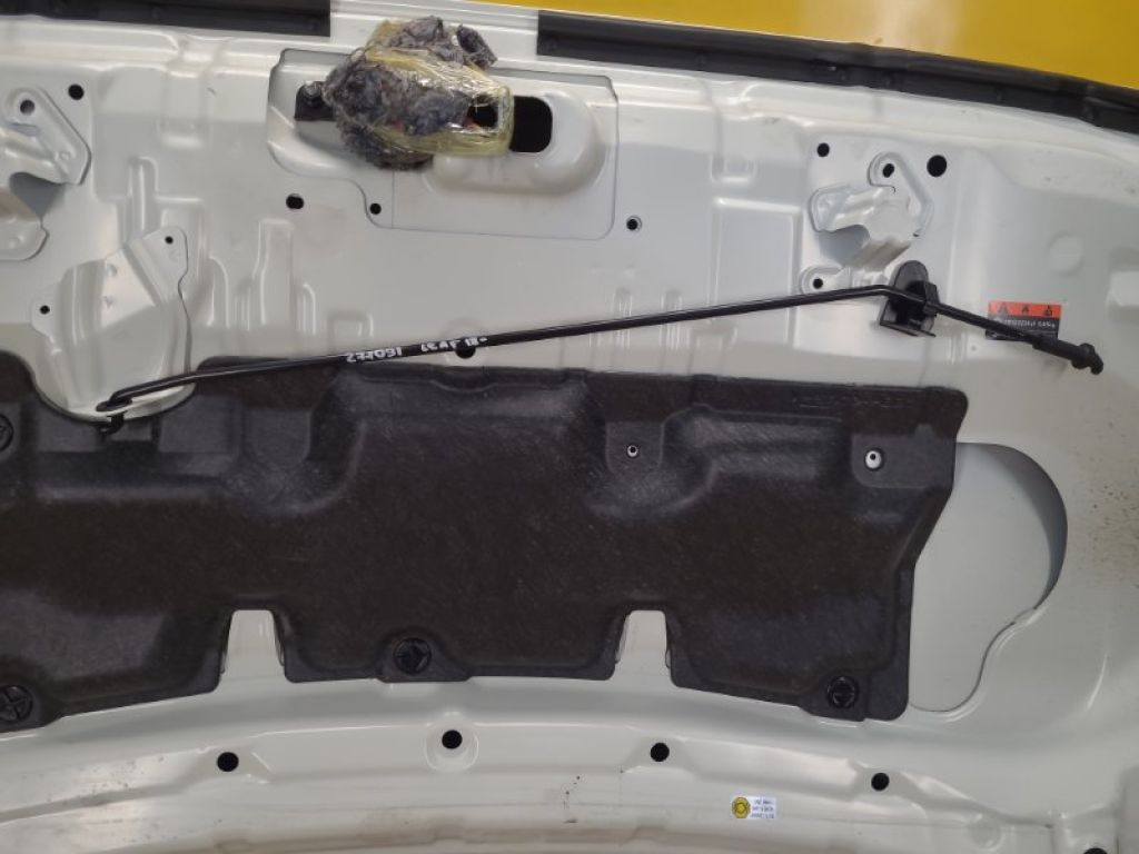 65771-5SK0A | упор капота NISSAN LEAF 18-