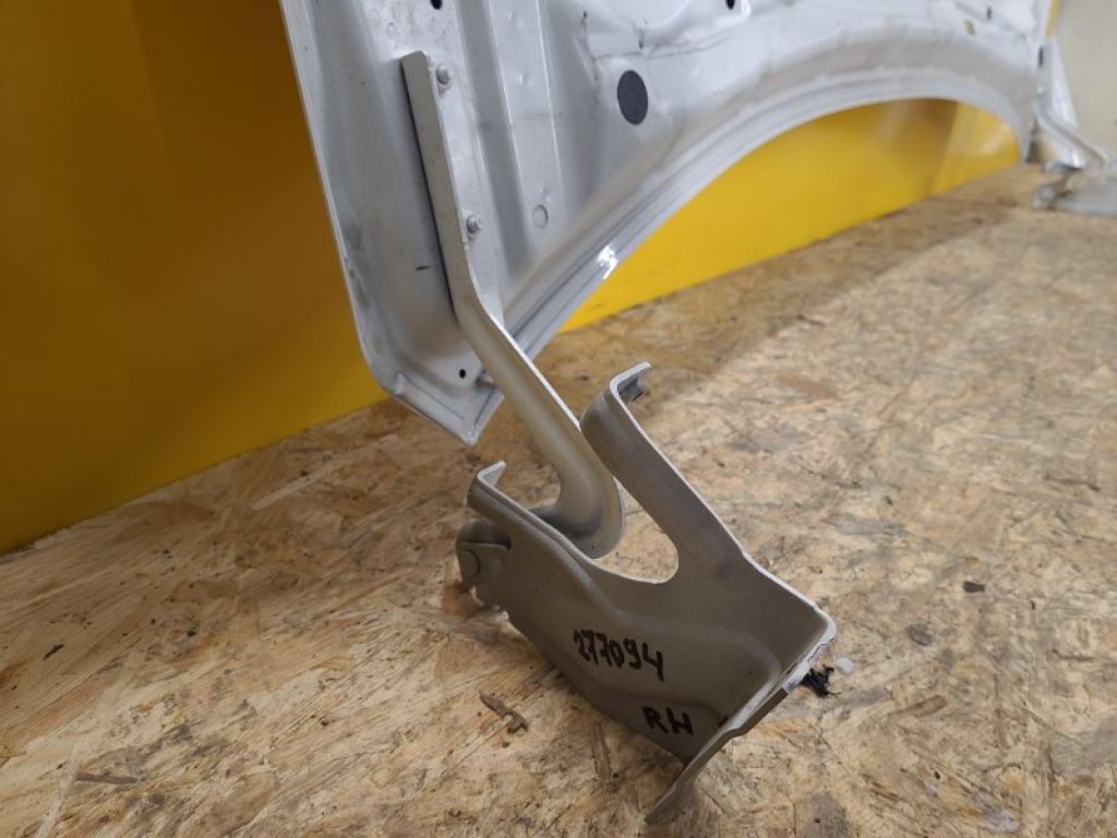 65400-5SK0B | Петля капоту прав. NISSAN LEAF 18-