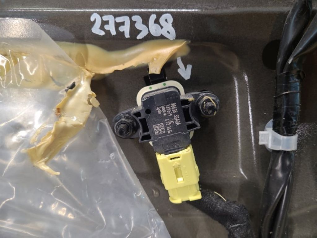 98830-5RA8A | Датчик удара передн. лев. NISSAN LEAF 18-