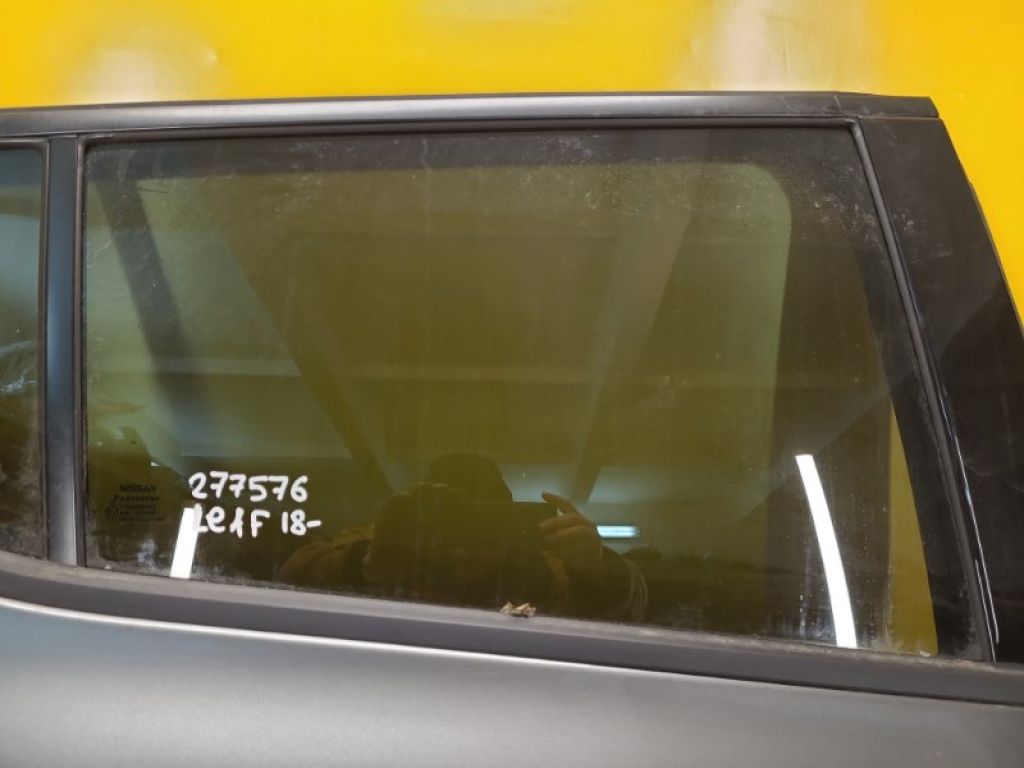 82300-3NF1A | Стекло двери задн. прав. NISSAN LEAF 18-