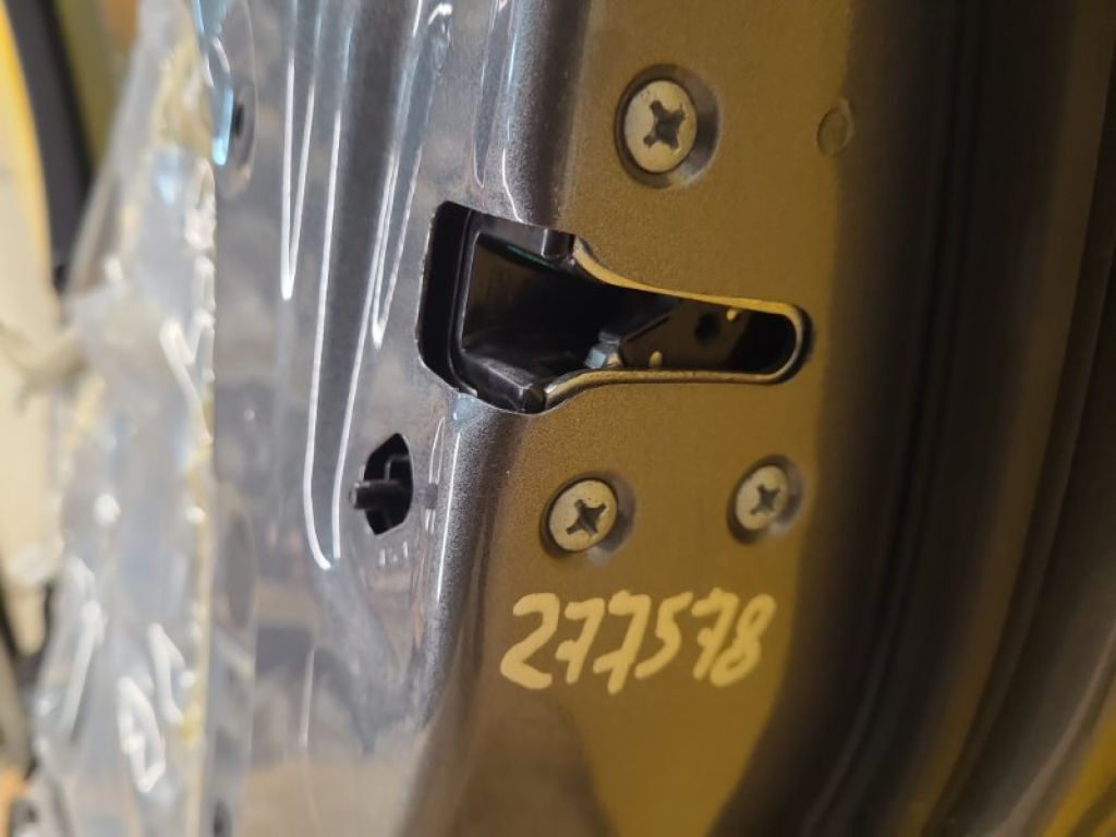 82500-4NP0A | Замок двері задн. прав. NISSAN LEAF 18-