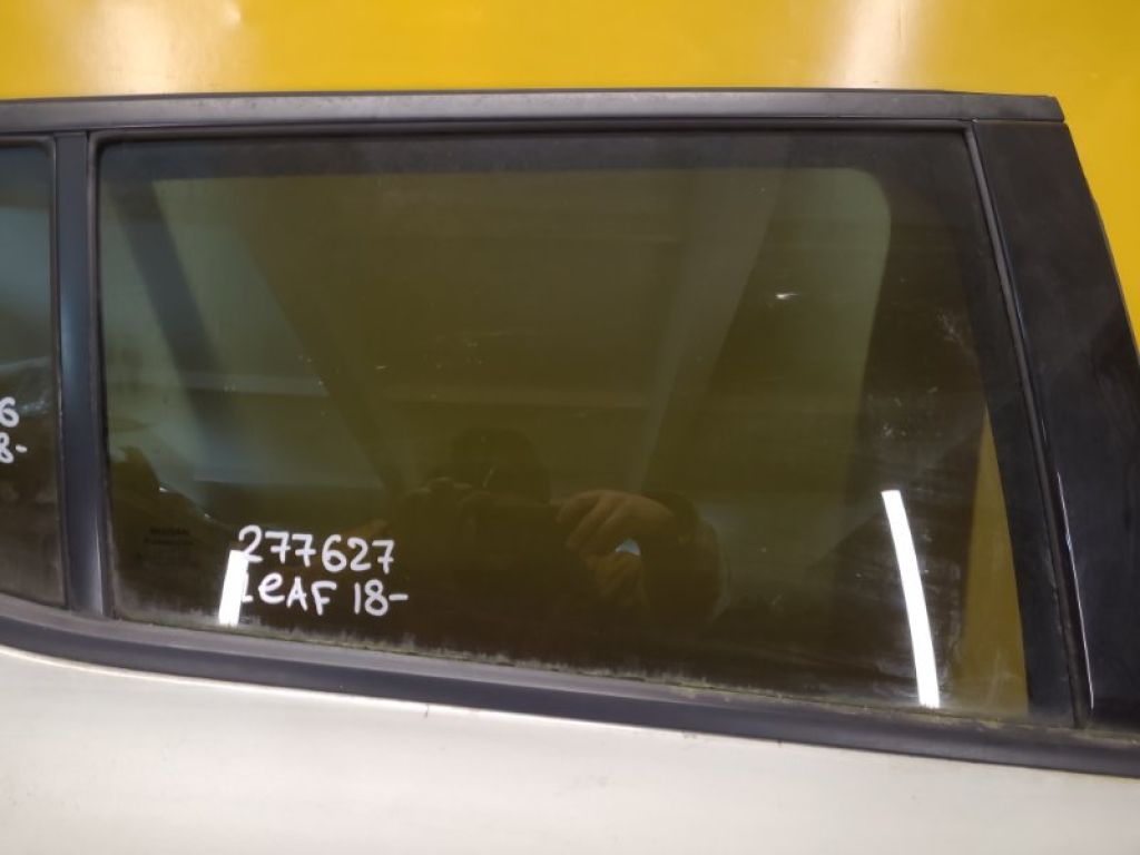 82300-3NF1A | Скло дверей задн. прав. NISSAN LEAF 18-