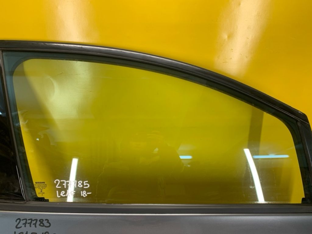 80300-5SF0A | Стекло двери передн. прав. NISSAN LEAF 18-