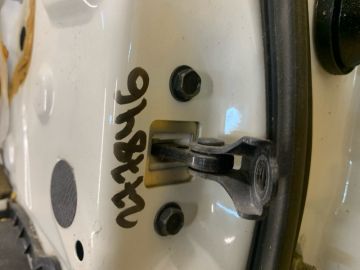 Обмежувач дверей задн. лів. NISSAN JUKE 10-19