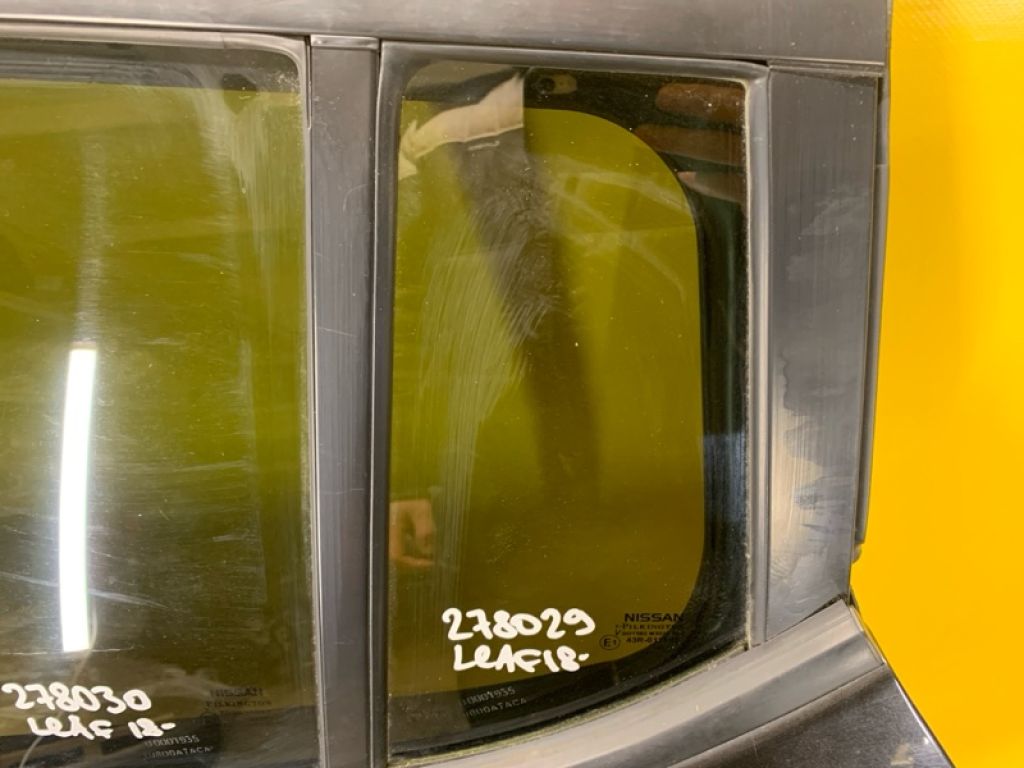 82221-5SF1A | Скло дверей глухе задн. лів. NISSAN LEAF 18-