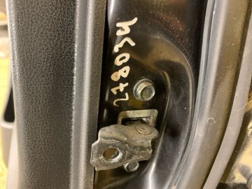 Обмежувач дверей задн. лів. NISSAN LEAF 18-