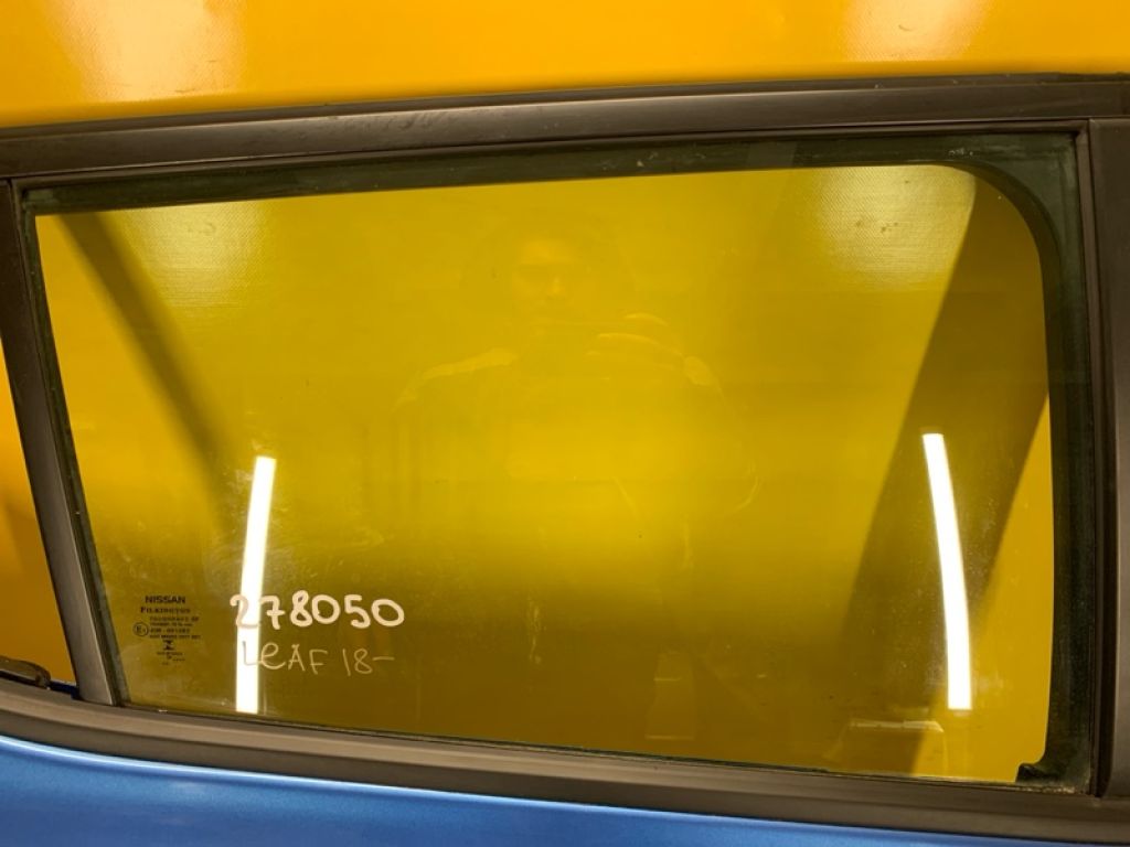 82300-3NF1A | Стекло двери задн. прав. NISSAN LEAF 18-
