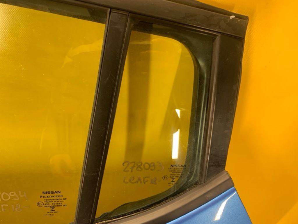 82221-5SF1A | Скло дверей глухе задн. лів. NISSAN LEAF 18-