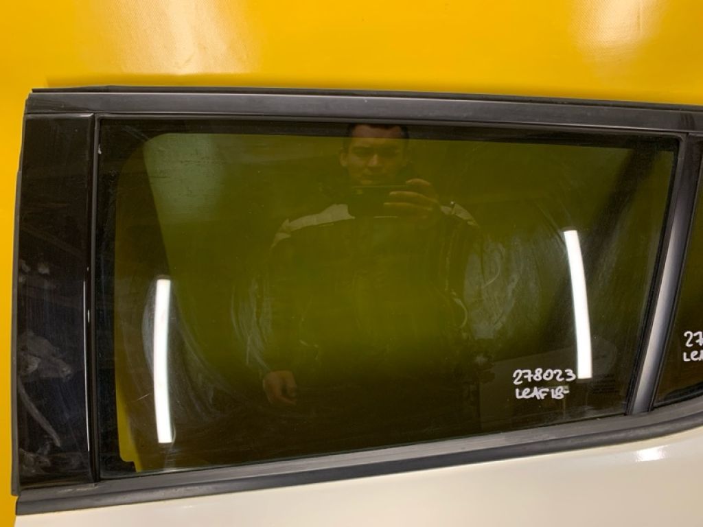 82301-3NF1A | Скло дверей задн. лів. NISSAN LEAF 18-