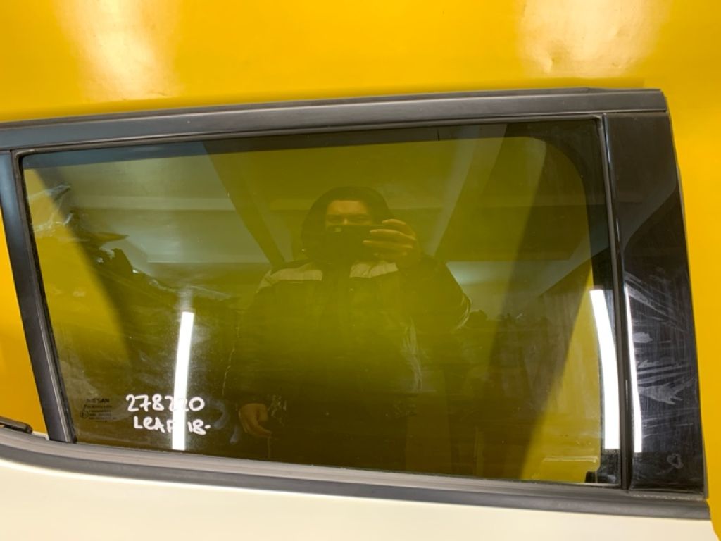82300-3NF1A | Скло дверей задн. прав. NISSAN LEAF 18-