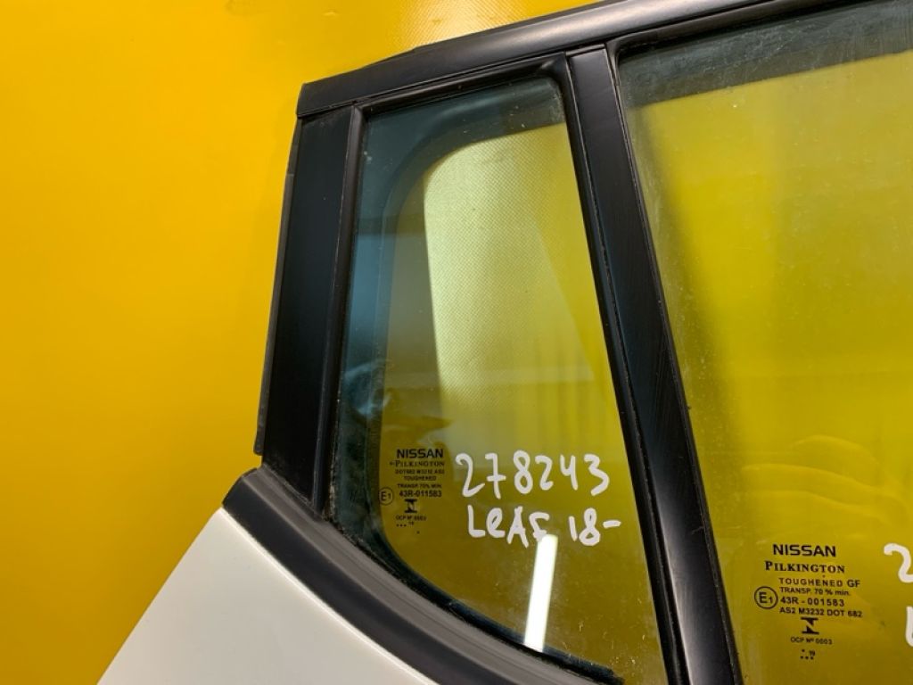 82220-5SF1A | Скло дверей глухе задн. прав. NISSAN LEAF 18-