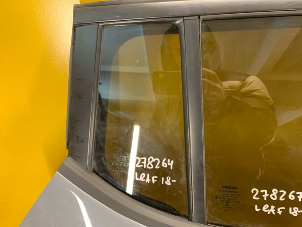 82220-5SF1A | Стекло двери глухое задн. прав. NISSAN LEAF 18-