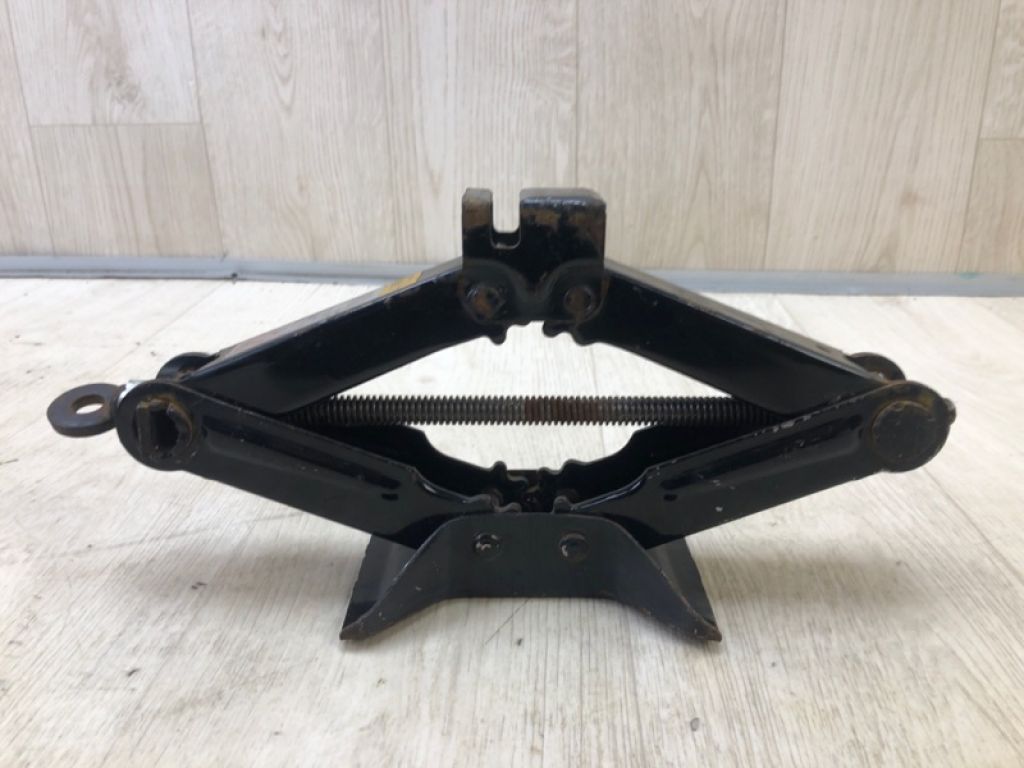 GJ6A-37-790A | Домкрат MAZDA 3 BK 03-08