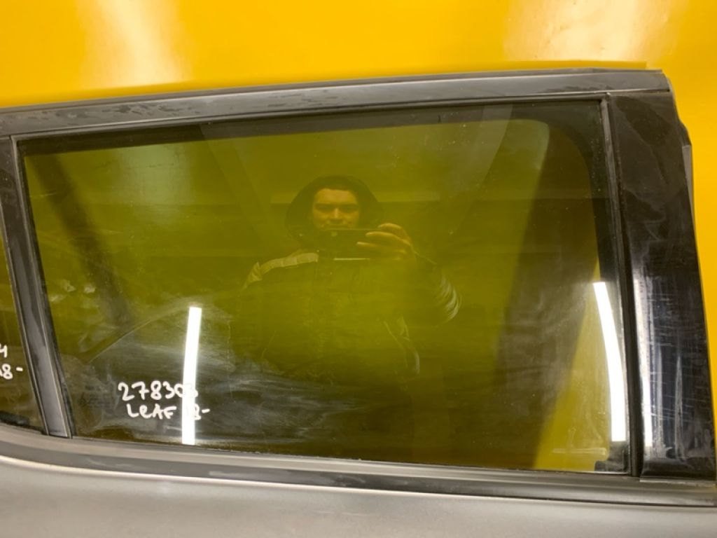 82300-3NF1A | Стекло двери задн. прав. NISSAN LEAF 18-
