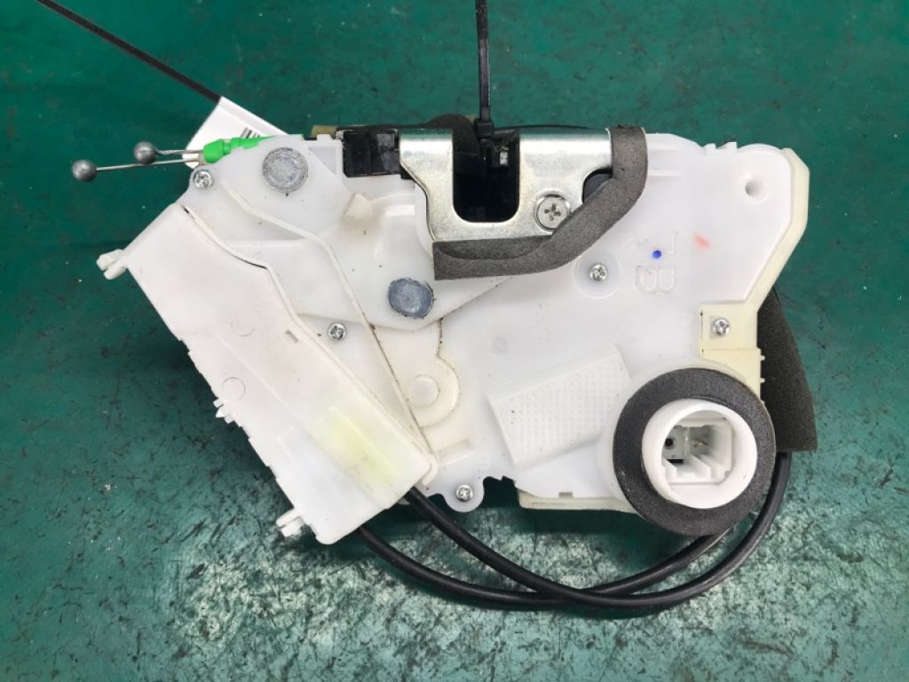 69040-47060 | Замок двери передн. лев. TOYOTA PRIUS - 30 09-17