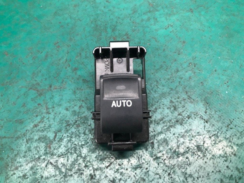 84810-33120 | Кнопка стеклоподъемника передн. прав. TOYOTA PRIUS - 30 09-17
