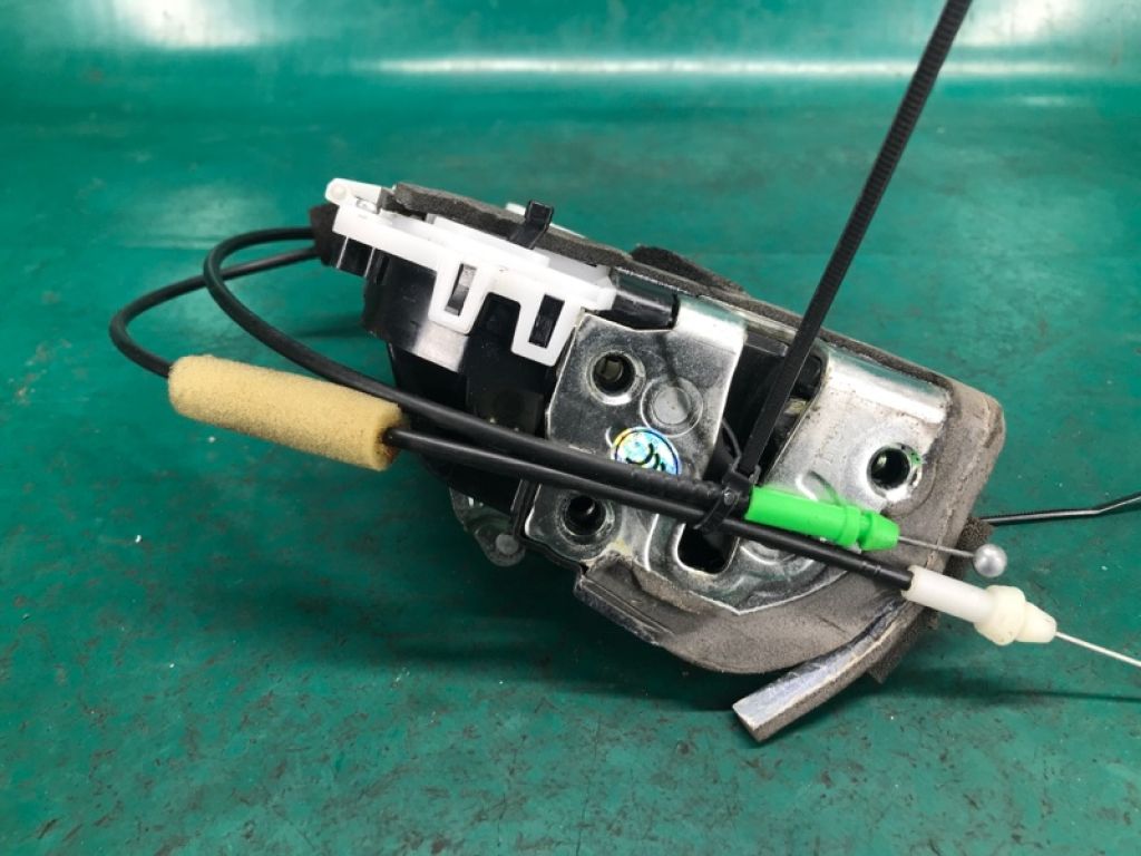 69050-47090 | Замок двері задн. прав. TOYOTA PRIUS - 30 09-17