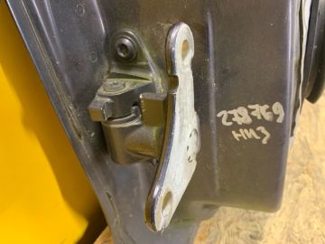 Петля двері нижня задн. прав. MITSUBISHI COLT (Z30) 02-12