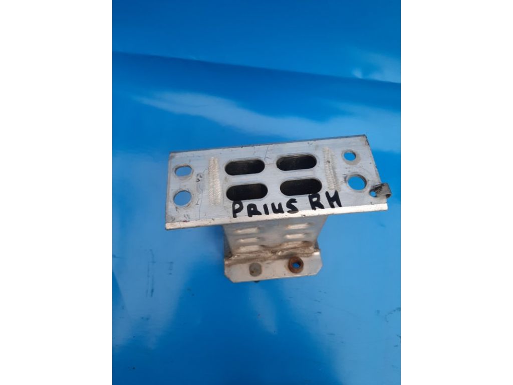 57013-47040 | Кронштейн/крепление усилителя переднего бампера прав. TOYOTA PRIUS - 30 09-17
