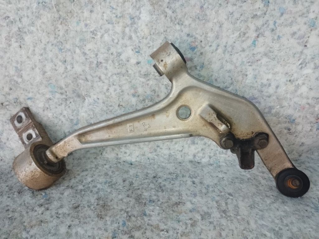 54500-8H310 | Рычаг передней подвески нижний прав. NISSAN X-TRAIL T30 01-07