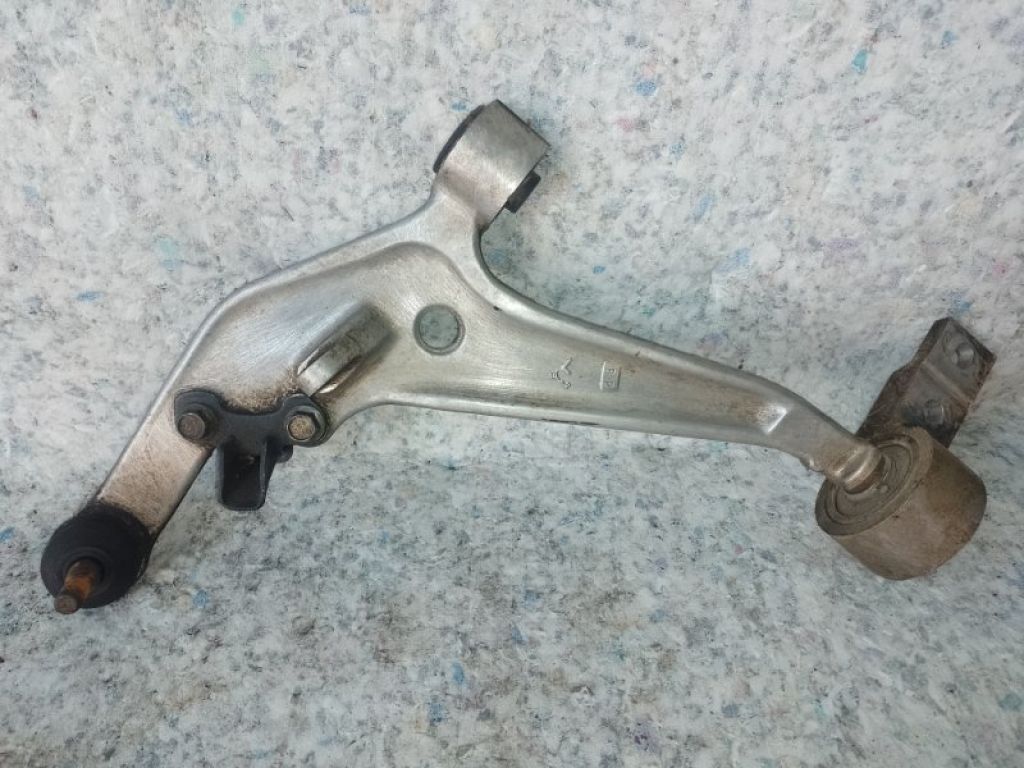 54501-8H310 | Важіль передньої підвіски нижній лів. NISSAN X-TRAIL T30 01-07