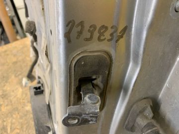 Ограничитель двери задн. лев. NISSAN QASHQAI 07-14