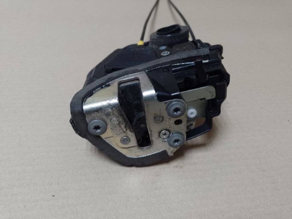 69060-42020 | Замок двері задн. лів. TOYOTA AURIS 06-12