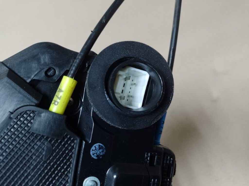 69060-42021 | Замок двери задн. лев. TOYOTA PRIUS C/AQUA 11-14 - Фото 3