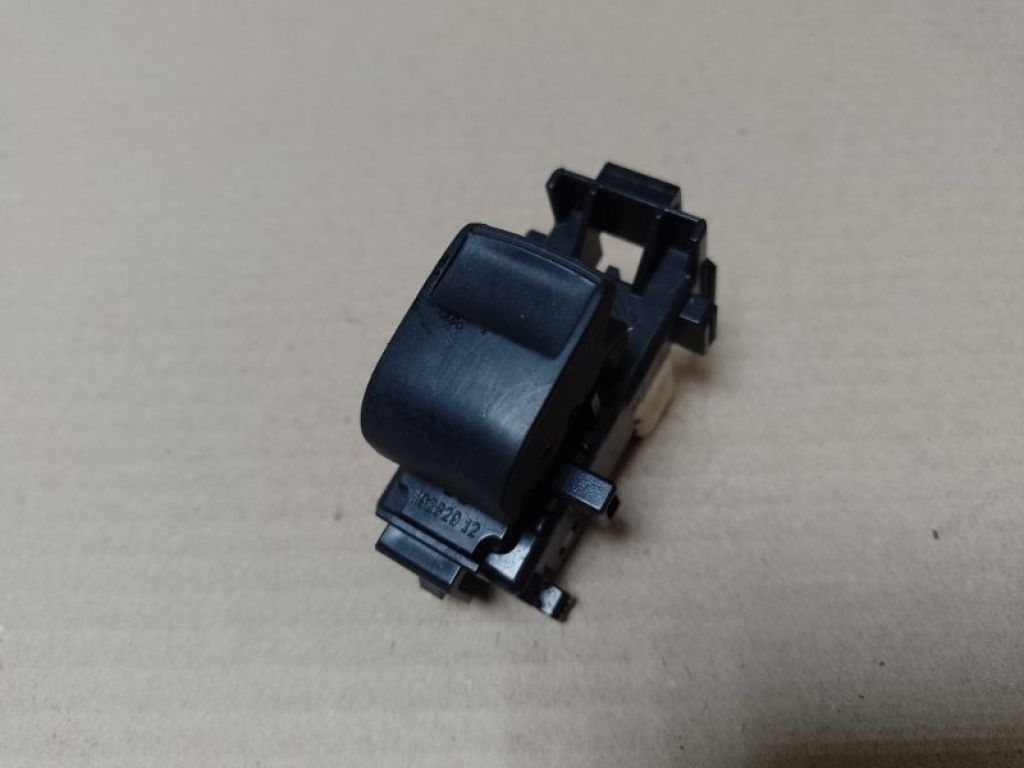 84810-52030 | Кнопка склопідіймача задн. лів. TOYOTA PRIUS C/AQUA 11-14