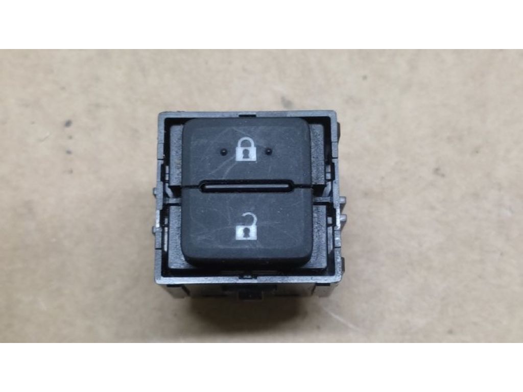 84930-0E160 | Кнопка центрального замка передн. прав. TOYOTA CAMRY 55 14-17