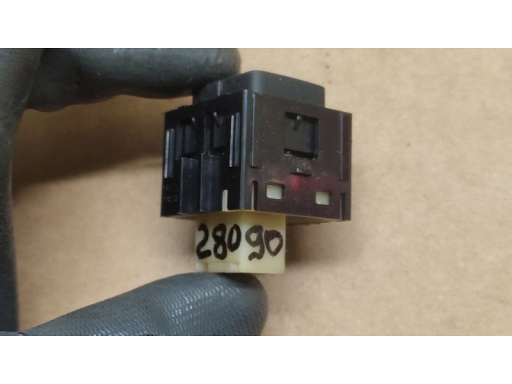 84930-0E160 | Кнопка центрального замка передн. прав. TOYOTA CAMRY 55 14-17 - Фото 3