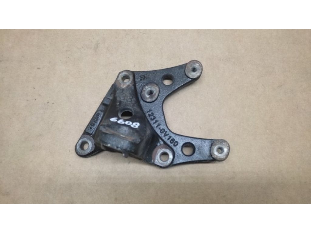 12311-0V160 | Кронштейн двигуна передн. TOYOTA CAMRY 55 14-17