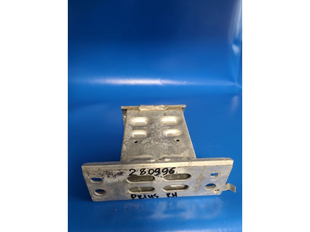 57013-47040 | Кронштейн/крепление усилителя переднего бампера прав. TOYOTA PRIUS - 30 09-17