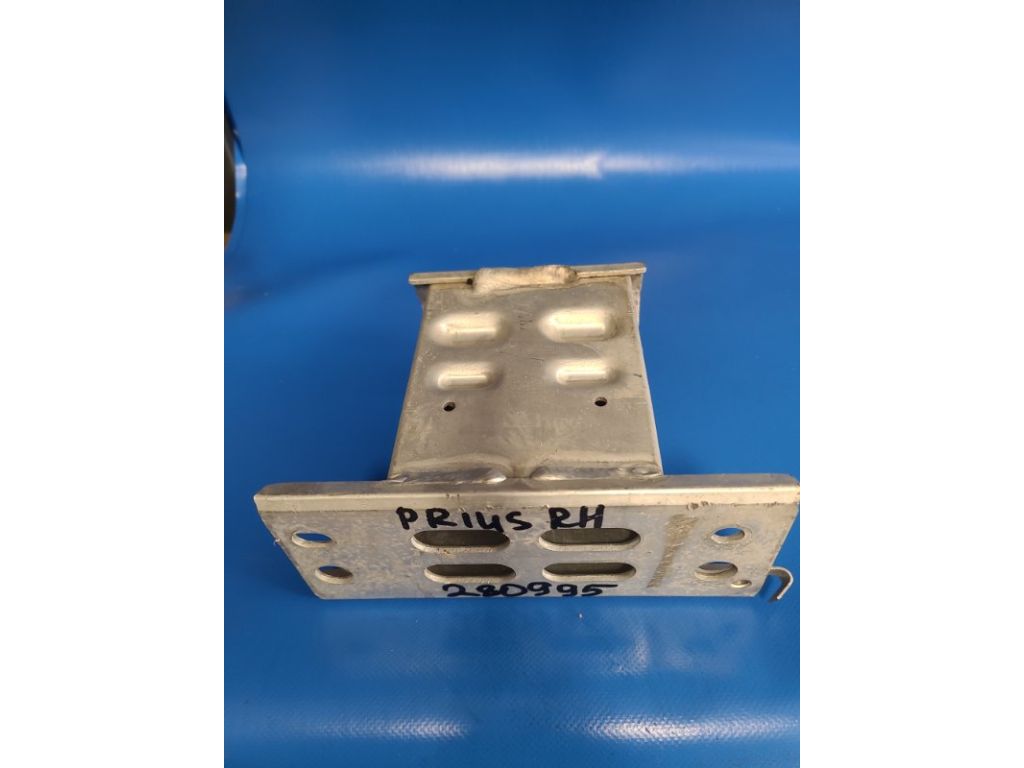 57013-47040 | Кронштейн усилителя переднего бампера прав. TOYOTA PRIUS - 30 09-17