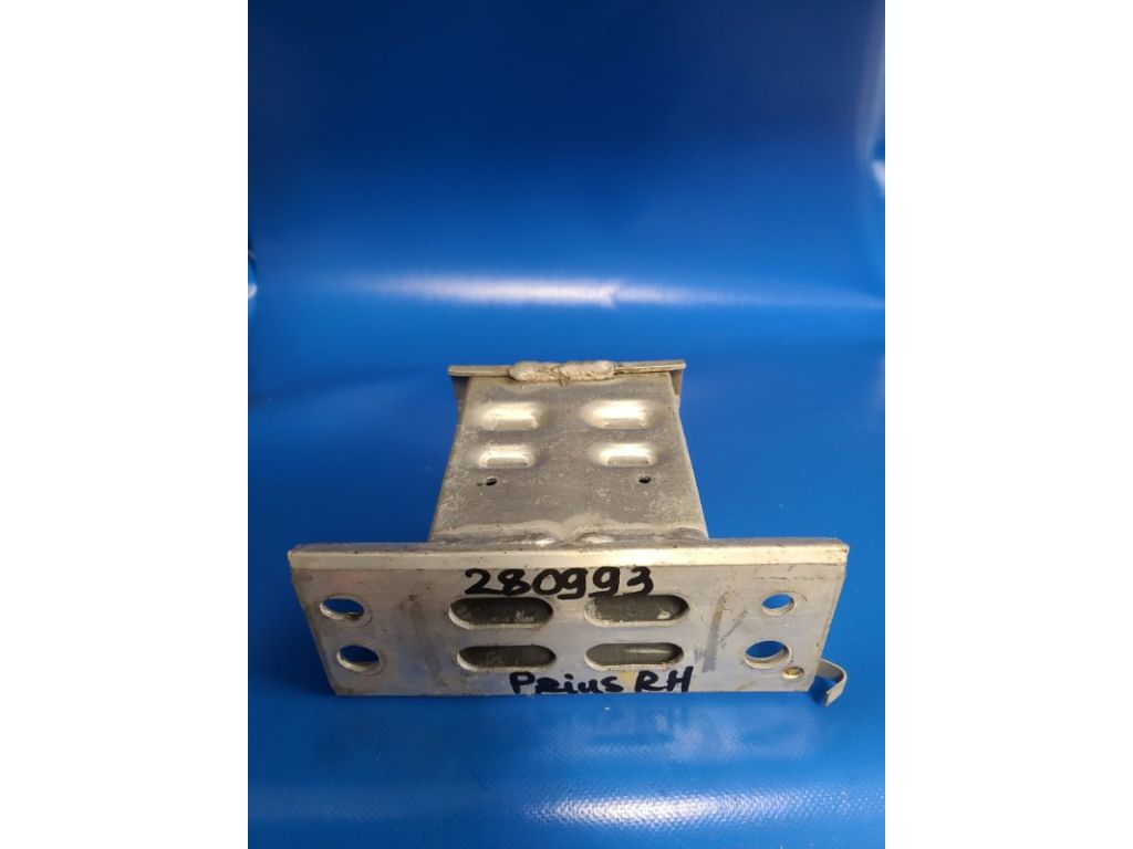 57013-47040 | Кронштейн/крепление усилителя переднего бампера прав. TOYOTA PRIUS - 30 09-17