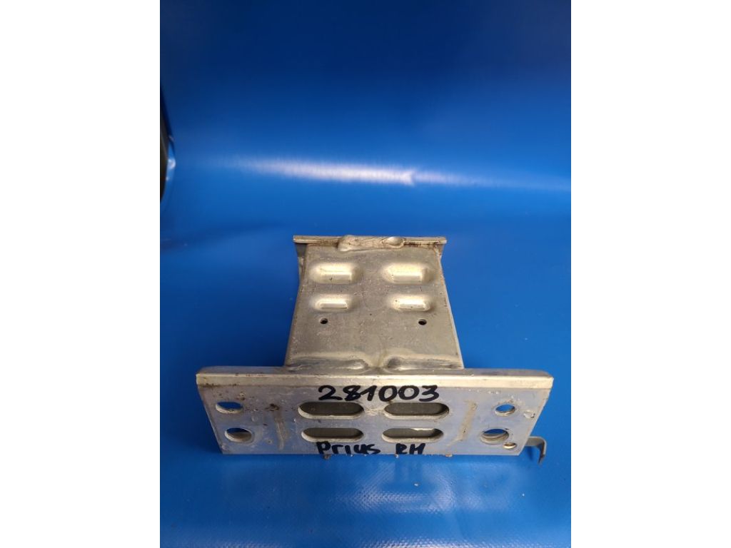 57013-47040 | Кронштейн/крепление усилителя переднего бампера прав. TOYOTA PRIUS - 30 09-17