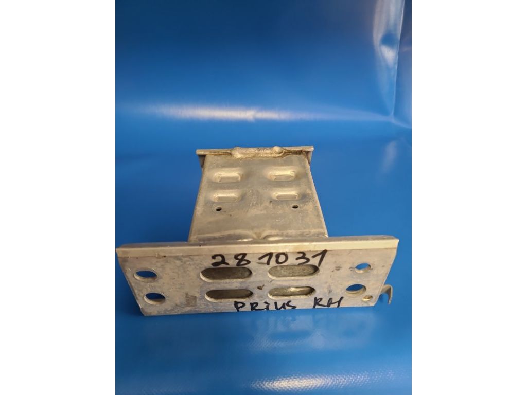 57013-47040 | Кронштейн усилителя переднего бампера прав. TOYOTA PRIUS - 30 09-17