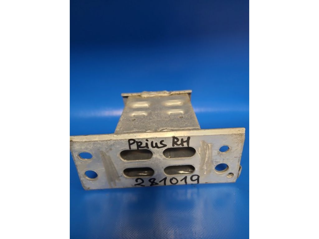 57013-47040 | Кронштейн/крепление усилителя переднего бампера прав. TOYOTA PRIUS - 30 09-17