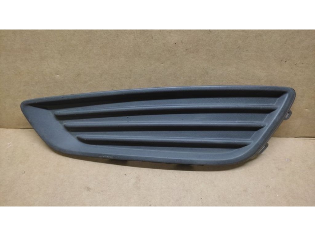 F1EZ-17B814-B | Заглушка ПТФ лев. FORD FOCUS 10-18