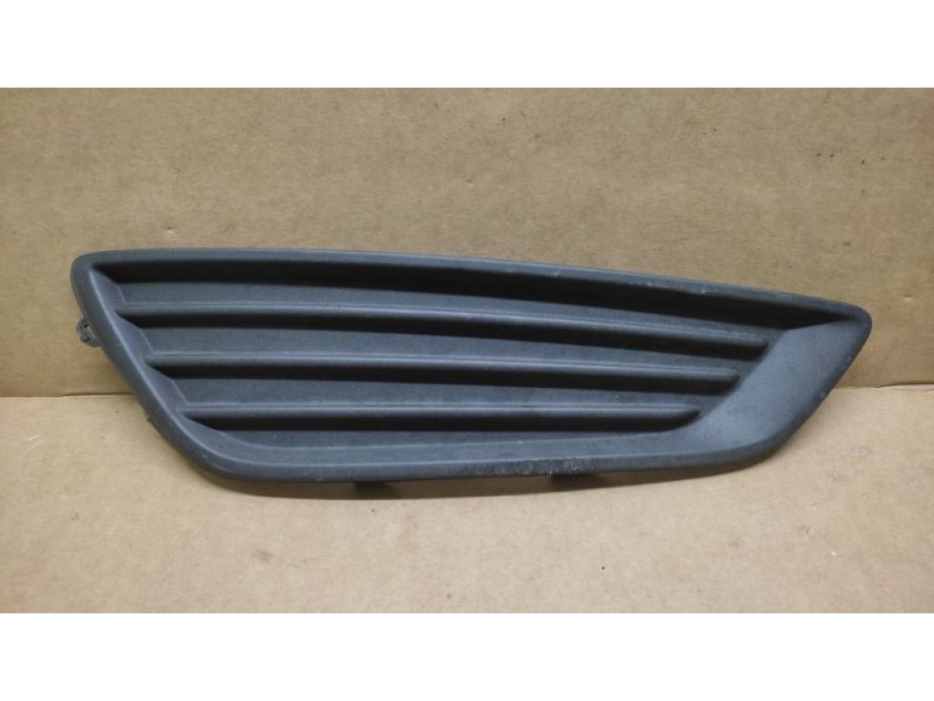 F1EZ-17B814-A | Заглушка протитуманних фар прав. FORD FOCUS 10-18