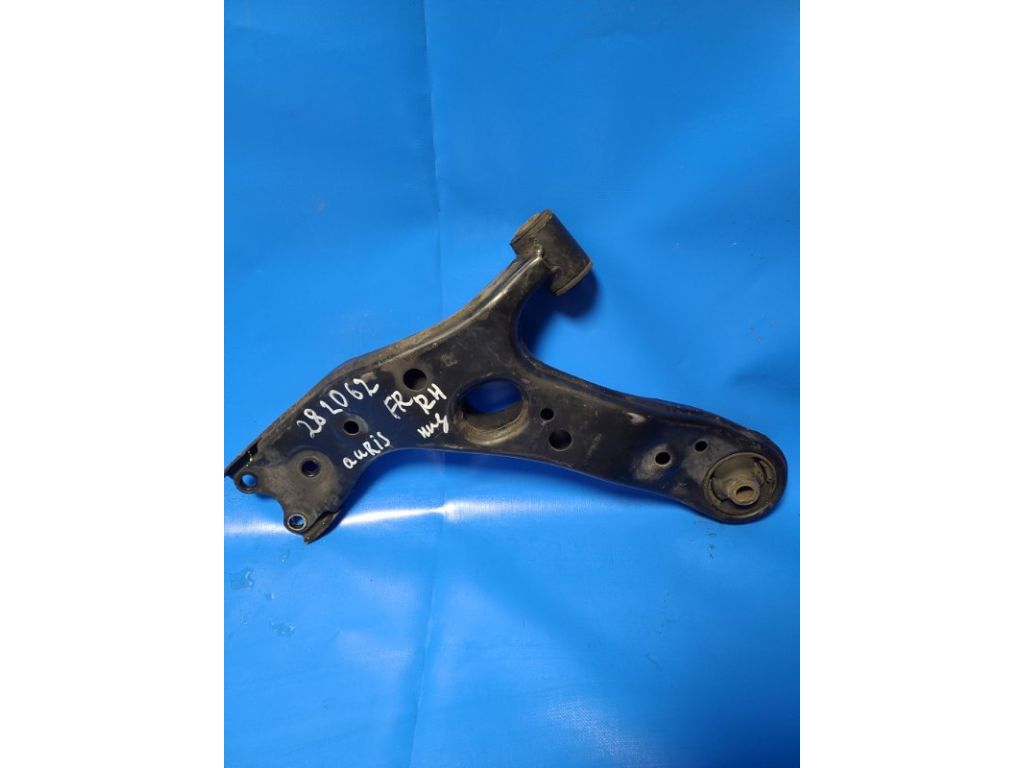 48068-02130 | Рычаг передней подвески нижний прав. TOYOTA AURIS 06-12