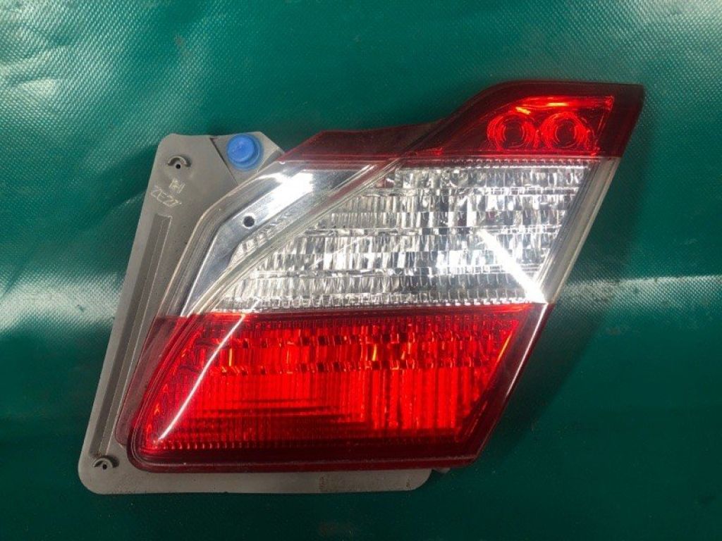 26540-1ME5A | Ліхтар внутрішній прав. INFINITI M25/M37/M56/Q70/M35H 10-16