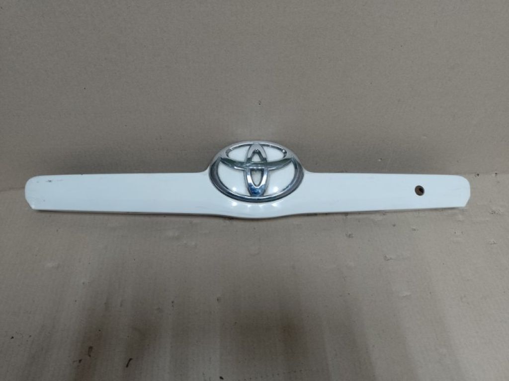 76811-06130-A0 | Панель подсветки номера TOYOTA CAMRY 40 06-11