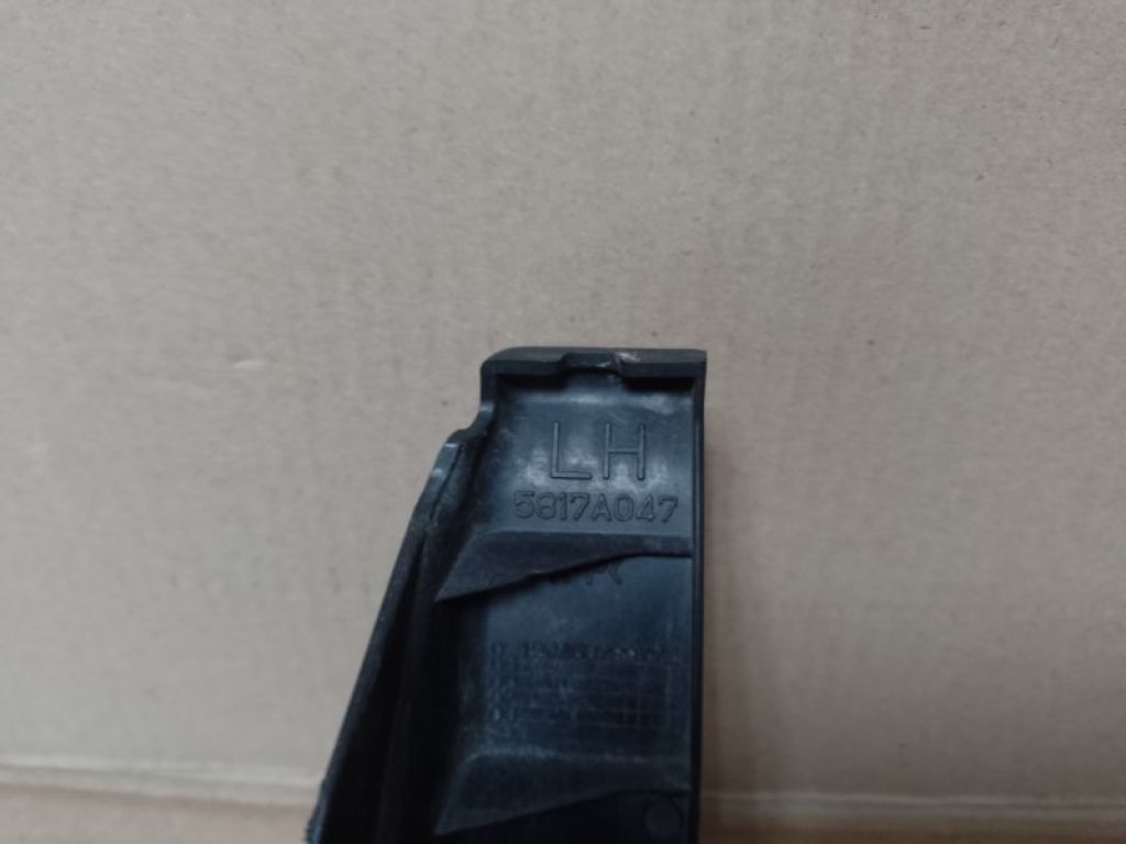 5817A047 | Накладка петли крышки багажника лев. MITSUBISHI OUTLANDER XL 05-13 - Фото 3