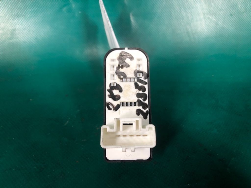 KD35-66-370 | Кнопка склопідіймача задн. прав. MAZDA 3 BM 13-19 - Фото 3