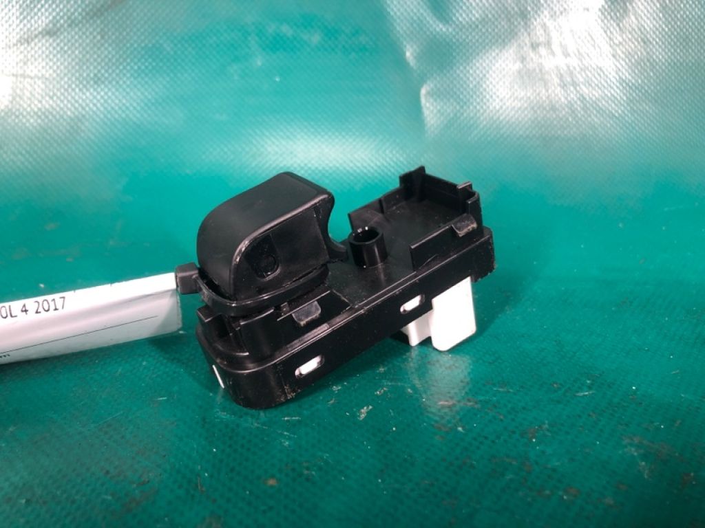 KD35-66-370 | Кнопка склопідіймача передн. прав. MAZDA 3 BM 13-19